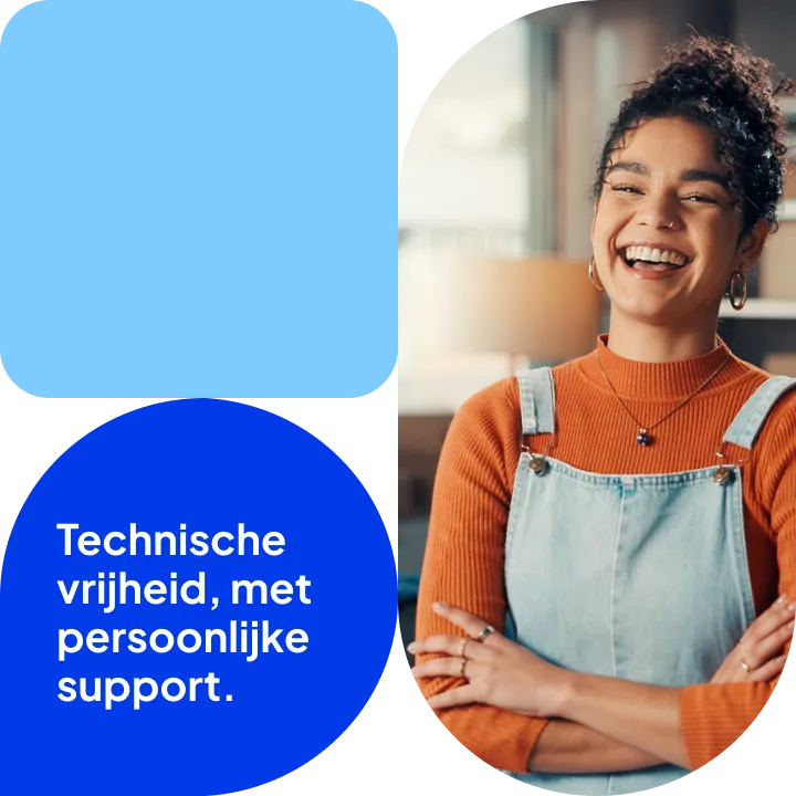 Glimlachende jonge vrouw met krullend haar en gekruiste armen.