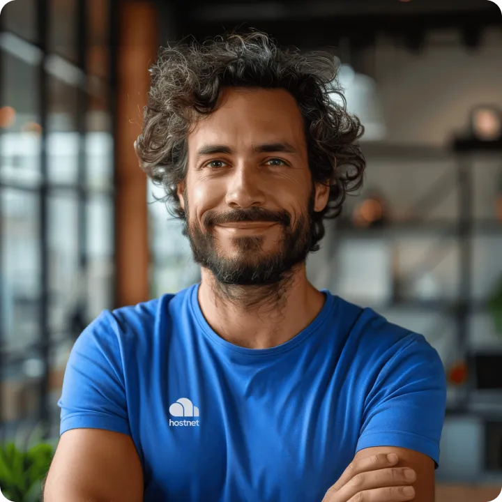 Man in een blauw T-shirt met het Hostnet-logo.