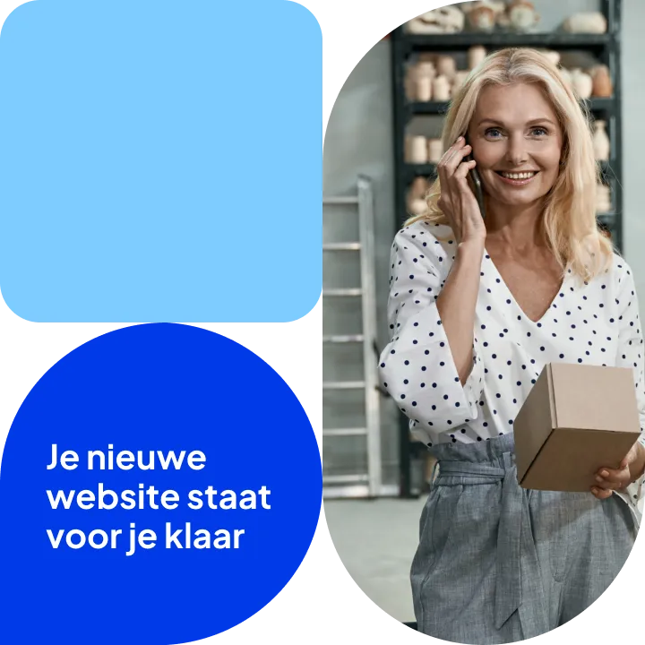 Glimlachende vrouw aan de telefoon met een kartonnen doos.