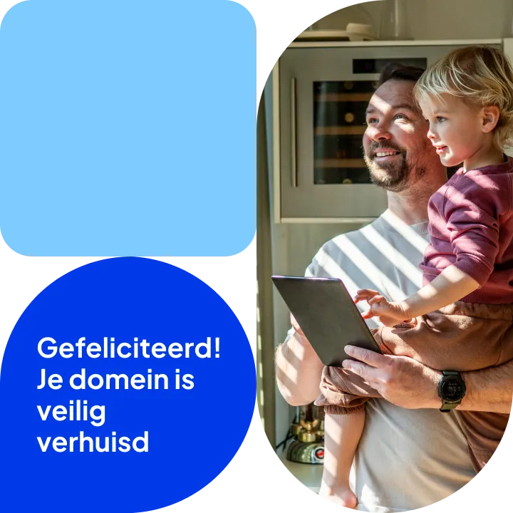 Vader en kind kijken samen naar een tablet, met de tekst 'Gefeliciteerd! Je domein is veilig verhuisd'.