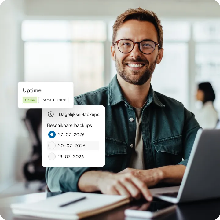Lachende man achter een laptop, met kaarten voor uptime en dagelijkse back-ups.