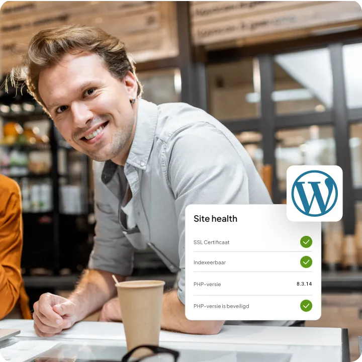 Lachende man met een koffiebeker, met een site health-kaart.