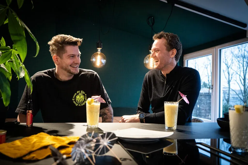 Jelmer Holtes met gekruiste armen, lachend naar de camera.